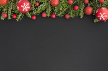 Noel köknar ağacı çam kozalakları ve siyah arka plan üzerinde kırmızı topları ile. Noel Noel yılbaşı dekorasyonu düz kare mock-up yatıyordu