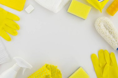 Çerçeve bileşimi sarı ve beyaz temizlik hijyen ürünleri için farklı temizlik yüzey beyaz arka plan kopya alanı ayarlayın. Üstten görünüm düz yatıyordu