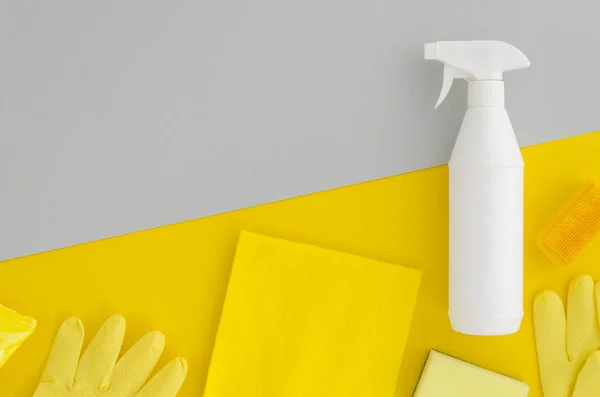 Sarı Eldiven Spay Şişe Closeup Parlak Holding Ile Renk Arka — Stok fotoğraf