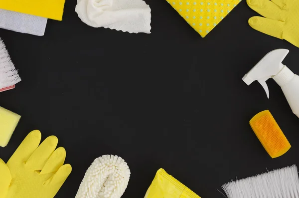 Sarı ve beyaz temizlik hijyen ürünleri çerçeve kompozisyon farklı temizlik yüzey için siyah arka plan kopya alanı üzerinde ayarlayın. Üstten görünüm — Stok fotoğraf