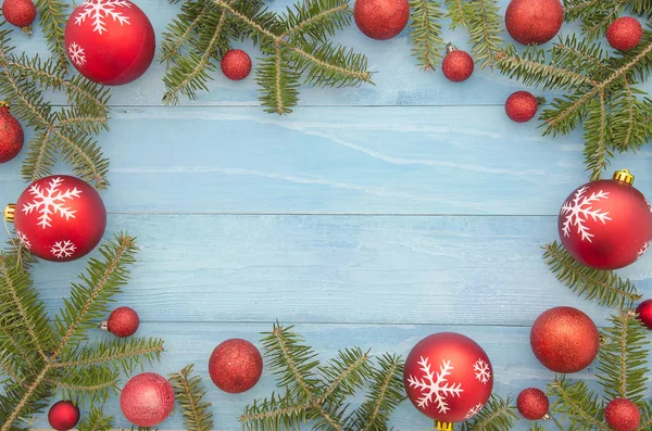 Újévi dekoráció keret piros golyó dekorációval és fenyő fa. a háttér világos kék fa deszka másol hely. a központ felső nézetben. Lapos laikus Karácsony Szilveszter háttér — Stock Fotó
