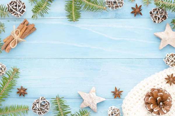 Árvore de abeto de Natal com cone de pinho de decoração, canela, estrela de anis em uma placa de madeira azul clara. Colocação plana, vista superior inverno novo quadro do ano — Fotografia de Stock