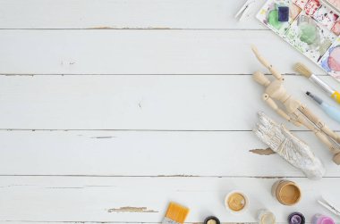 Sanat Köşesi çerçeve. Metin, sanat eseri, yazı için alan. Düz yatıyordu, en iyi görünüm. Rahat, yumuşak, en az. Fırça, sulu boya, boya aksesuarları ve palet üstten görünüm üstten görünüm