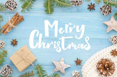 El yazısı yazı rustik ahşap arka plan mavi Noel ağacı, cinnamone, iyi yıldız, çam kozalakları ve köknar ağacı ile neşeli Noel tebrik kartı. Kış tatil mevsim tebrik kartı. Xmas.