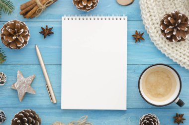 Boş defter mock-up. Anason yıldızlı, çam kozalakları ile rustik mavi ahşap plakalar. Noel, kış, yeni yıl, Xmas tatil mevsim tebrik kartı. Trendy düz tasarım yapmak için lay