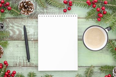 Yeni yıl üstünde mock-up boş defter yeşil çam ağacı çam kozalakları ve kahve fincanı ahşap arka plan. Düz yatıyordu üstten görünüm kış Noel kavramı