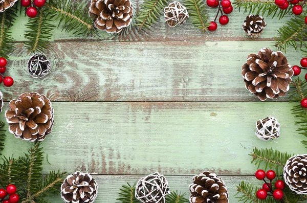 Natale, anno nuovo, inverno, cornice di Natale sfondo di legno verde con abete e pigne. Piatto giaceva finto. Vista dall'alto — Foto Stock