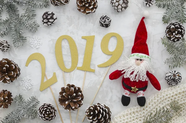 2019 letras de oro y Santa Claus sobre fondo blanco con conos de pino y árbol en forma, 2019 tarjeta de felicitación año nuevo, bandera, vista superior — Foto de Stock