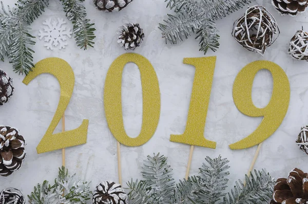 Letras de oro 2019 sobre fondo blanco con conos de pino y árbol en forma, tarjeta de felicitación de año nuevo 2019, pancarta, vista superior — Foto de Stock