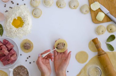 Ev yapımı köfte Mantı tarifi. Geleneksel olarak, kadın aile içinde köfte kalıp. Düz lat çerçeve kadar sahte. kahraman başlığı Mantı