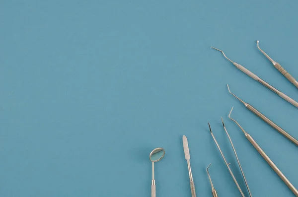 Conjunto de herramientas de dentista sobre fondo azul.El estomatólogo de vista superior plano se burla del espacio de copia. Odontología del cuidado dental — Foto de Stock