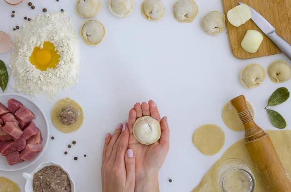 Russiat mat. Hemgjorda recept på klimp ravioli. Traditionellt, kvinna håll dumplings i familjen. Flat lat ram mock upp. hjälte huvud pelmeni — Stockfoto