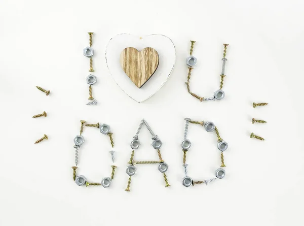Texto "te amo papá" para el día de los padres con corazón y composición de letras hechas de tornillos, tornillos, tuercas, clavos, tornillos, arandelas sobre fondo blanco. Vista superior plano laico — Foto de Stock