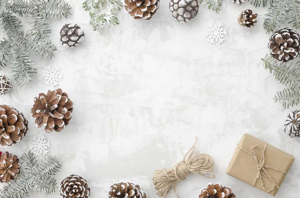 Christmas sammansättning. Lägenheten låg dekoration stomme av fir grenar, kottar, presentask, rep och snöflingor på vit bakgrund med kopia utrymme. — Stockfoto