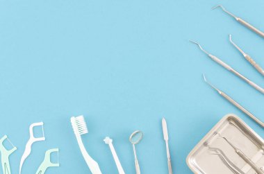 Diş hekimi düz yatıyordu kavramı. Teethcare araçlar. , dişlerle ilgili sağlık kaygı. Açık mavi renkli üstten görünüm kopya alanı. Diş taze bir nefes. Diş Kliniği