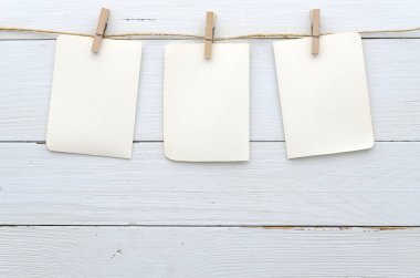 İp, kopya alanı beyaz boş kartlar. Yaratıcı hatırlatma, küçük yaprak kağıt clothespin, ışık faturası arka plan üzerinde