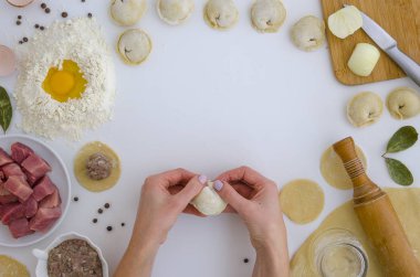 Ev yapımı mantı, mantı Mantı adım tarifi ile adım. Geleneksel olarak, kadın yapar heykel, köfte aile içinde kalıp. Düz lat çerçeve mockup. kahraman başlığı Mantı