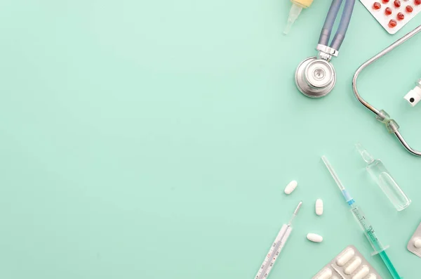 Medizinisches oder Gesundheitskonzept. Stethoskop und Medikamente. Attrappe auf blauem Hintergrund. flache Lagesicht. — Stockfoto