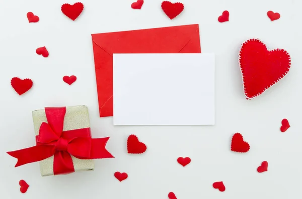 Valentine day composition: gift box with ribbon and red felt hearts, photo template, background. Top View. View from above. Valentine card mockup with envelope — Stock Photo, Image