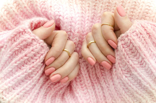 Unha polaca. Manicure de arte. Moderno estilo rosa Nail Polish.Stylish pastel Cor rosa unhas segurando lã material manga blusa. Design de unhas de noiva de casamento clássico — Fotografia de Stock