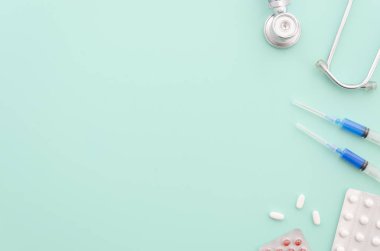 Tıbbi sağlık kavramı. Uyuşturucu bağımlılığı ve alkolizm tedavisinde. Yukarı üzerinde mavi arka plan dalga geçiyorsunuz. Düz yatıyordu görünümü.