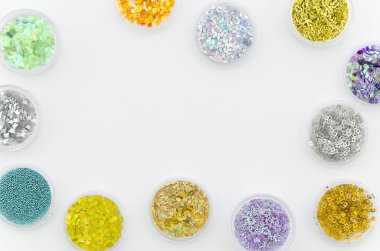 Beyaz arka plan üzerinde izole renkli çivi pırıltılar. Çivi glitter renk Shinning toz şişe. DIY Nail Art dekorasyon glitter pigment kümesi manikür. Düz yatıyordu. Kahraman başlığı.