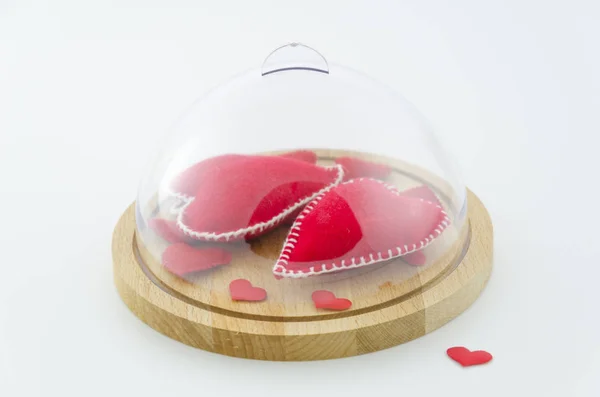ハート、ガラスのドームの署名「愛」。まだ人生をお祝い、バレンタインデー、結婚式。2 月 14 日の概念。バレンタインの日のお祝い、愛のテーマの背景。抽象的な背景をぼかした写真 — ストック写真