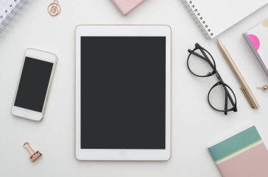 Mockup. Dijital tablet boş ekran, smartphone ve masa üstünde not etmek ile. Kadın ofis çalışma alanı. Blog kavramı.