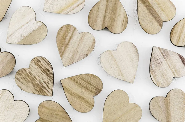 Antecedentes de los corazones de cerca. Muchos corazones decorativos de madera como fondo festivo. Patrón de San Valentín — Foto de Stock