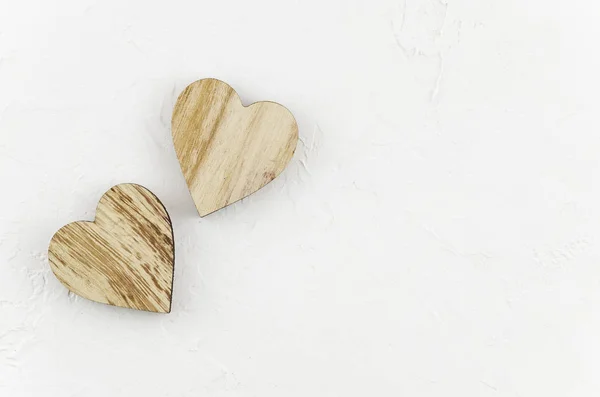 Dos Corazones Madera Colocados Muy Bien Sobre Fondo Blanco Concepto — Foto de Stock