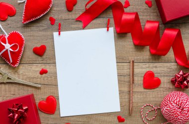 Aşk, kırmızı kalpler ve hediye kutusu simgeleri ile Sevgililer günü tatil düzeni için tebrik kartı için düz yatıyordu mockup şablon boş kağıt. Üstten görünüm, mockup