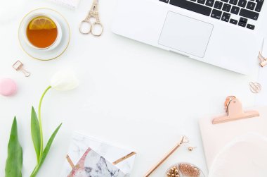 Düz yatıyordu, en iyi görünümü office tablo Resepsiyon kadar sahte. Çalışma alanı boş klibi kurulu, klavye, büro malzemeleri, kalem, Beyaz Lale ve çay bardağı beyaz arka plan üzerinde.