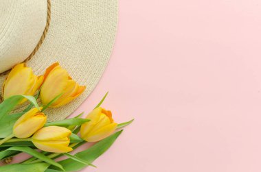Bahar arka plan. Şapka ve mavi arka plan, kopya alanı üzerinde Sarı laleler. Üstten Görünüm mockup