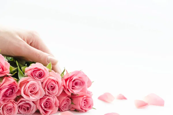 Γαμήλια ανθοδέσμη με ροζ τριαντάφυλλα σε χέρια σε άσπρο θολή φόντο με αντίγραφο χώρο. Closeup λουλούδια. Πρόσκληση κοροϊδεύω. Πρότυπο κάρτας — Φωτογραφία Αρχείου