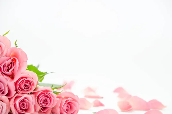 Μπουκέτο με ροζ τριαντάφυλλα και ροδοπέταλα στο άσπρο θολή φόντο με αντίγραφο χώρου. Closeup λουλούδια. Πρόσκληση κοροϊδεύω. Πρότυπο κάρτας — Φωτογραφία Αρχείου