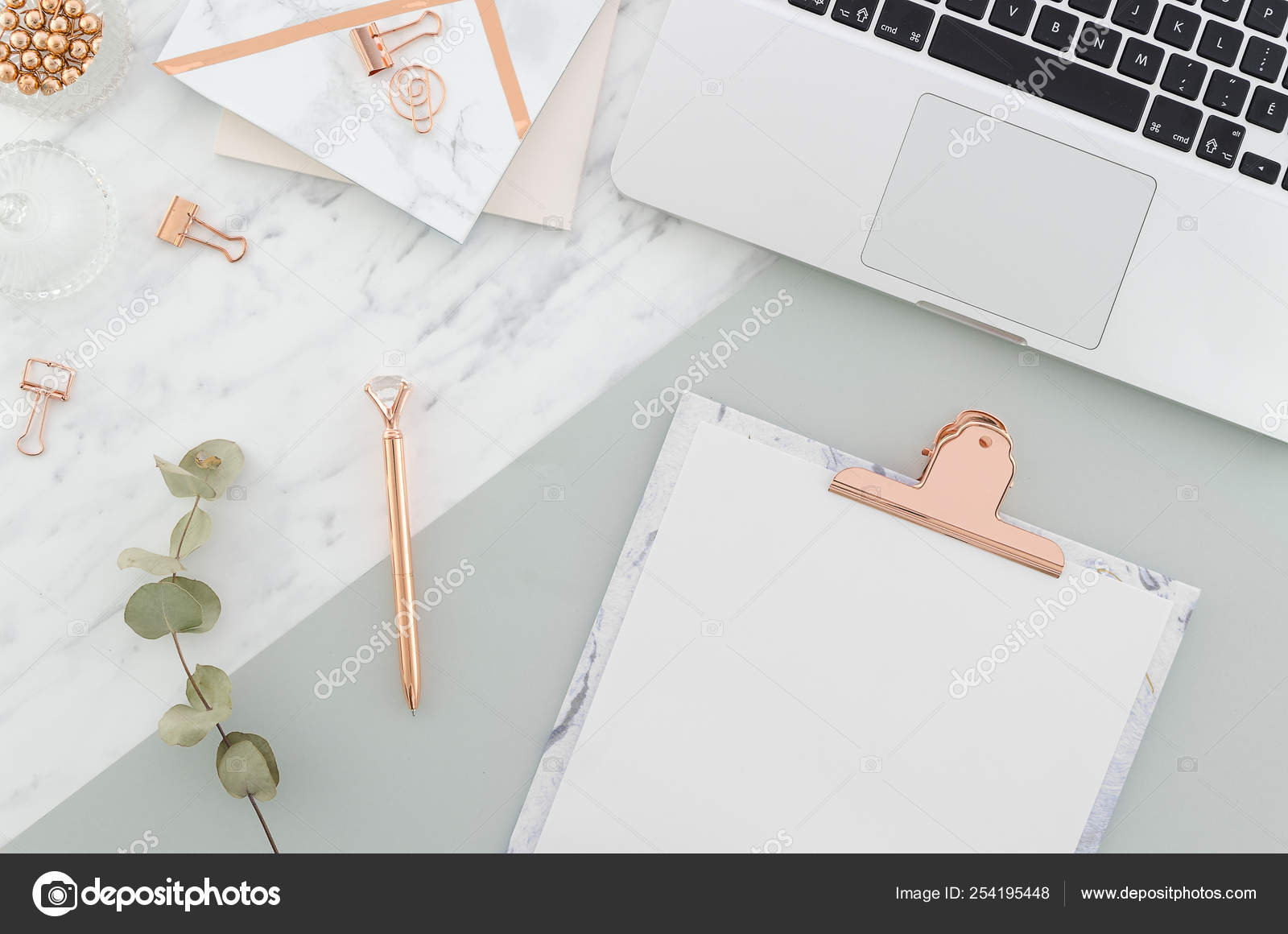 Bàn làm việc với laptop, kẹp giấy, bút vàng hồng và kẹp giấy là bức tranh tuyệt đẹp của một văn phòng hiện đại và tiện nghi. Với sự kết hợp giữa màu hồng vàng tinh tế cùng các thiết bị làm việc chuyên nghiệp, bàn làm việc này sẽ giúp bạn làm việc hiệu quả hơn và tạo sự bắt mắt cho không gian làm việc của mình. 