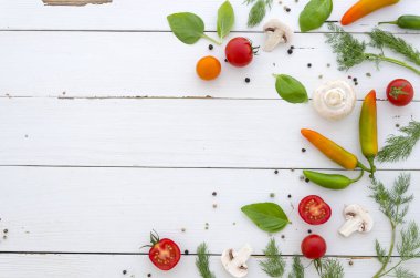 sebze ve baharat beyaz ahşap zemin üzerinde yatıyordu düz çerçeve
