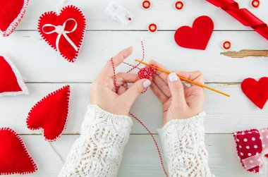 Ahşap tahta arka planda üst görünüm örme. Kadın elleri konuşmadı. Düz yatıyordu. Master sınıf konsepti