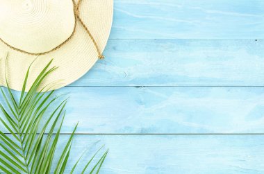 Seyahat konut üst görünüm mavi arka plan ve tropikal palmiye yaprağı. Banner metni için boş boş alan içeren köşe çerçevesi