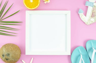 Tropikal yaprakları, Hindistan cevizi, turuncu ve terlik ile pembe arka plan üzerinde üst görünüm çerçevesi. Uzay mockup Kopyala