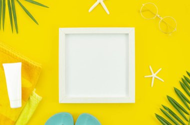 Metniniz için kopya alanı ile üst görünüm çerçevesi mockup. Plaj konsepti düz güneş gözlüğü, havlu ve terlikler ile yatıyordu