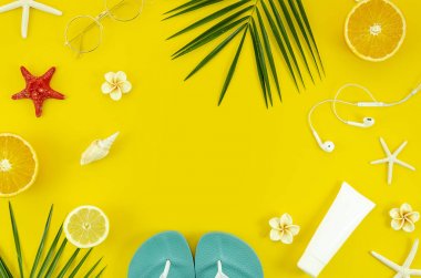 Yaz konut düz sarı arka planda çerçeve yatıyordu. Seyahat konsepti. Üst görünüm düz yatıyordu