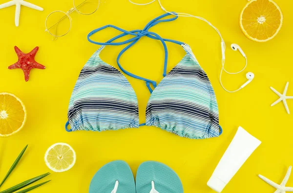 Sommerferienkonzept. Damentoiletten zum Schwimmen, Bikini und Hausschuhe — Stockfoto