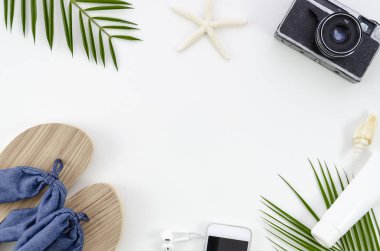 Yaz plaj tatili, kadın güneşlenme arka plan, plaj terlik, palmiye yaprakları, güneş kremi kavanoz ve akıllı telefon kopya alanı düz yatıyordu