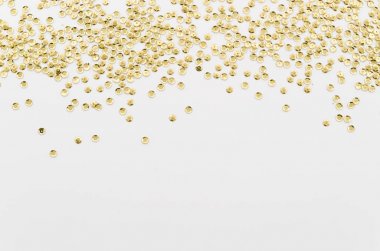 Altın ışıltı yağmur beyaz masa izole arka plan üzerinde köşelerinde çerçeveli. Kopyalama alanı ile üstte görünüm