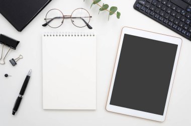 Cheking veya sörf sitesi ve uygulama konsepti. Metninizi ve tasarımınızı yerleştirmek için kalem ve boş tablet ekranıyla en iyi görünüm çalışma alanı not defteri