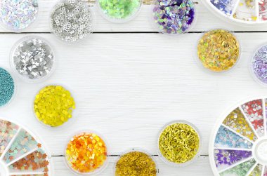 Ortasında kopya alanı olan beyaz bir işyerinde üst görüş çerçevesi payetler