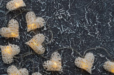 Vintage siyah arka plan üzerinde parlayan kalpler. Romantik gece konsepti düz kopyalama alanı ile yatıyordu