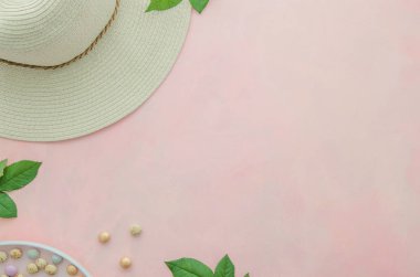 Bir hasır şapka, tatlılar ve nane yaprakları ile Yaz kadın pembe masaüstü görünümü kavramı. Alan üst görünümünü kopyalama