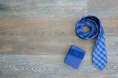 Babalar günü kavramı - mevcut hediye kutusu ve ahşap arka plan üzerinde kravat. Tebrik metni için alan kopyalama